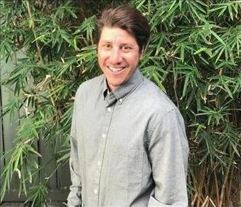 Man in front of a hedge wall 